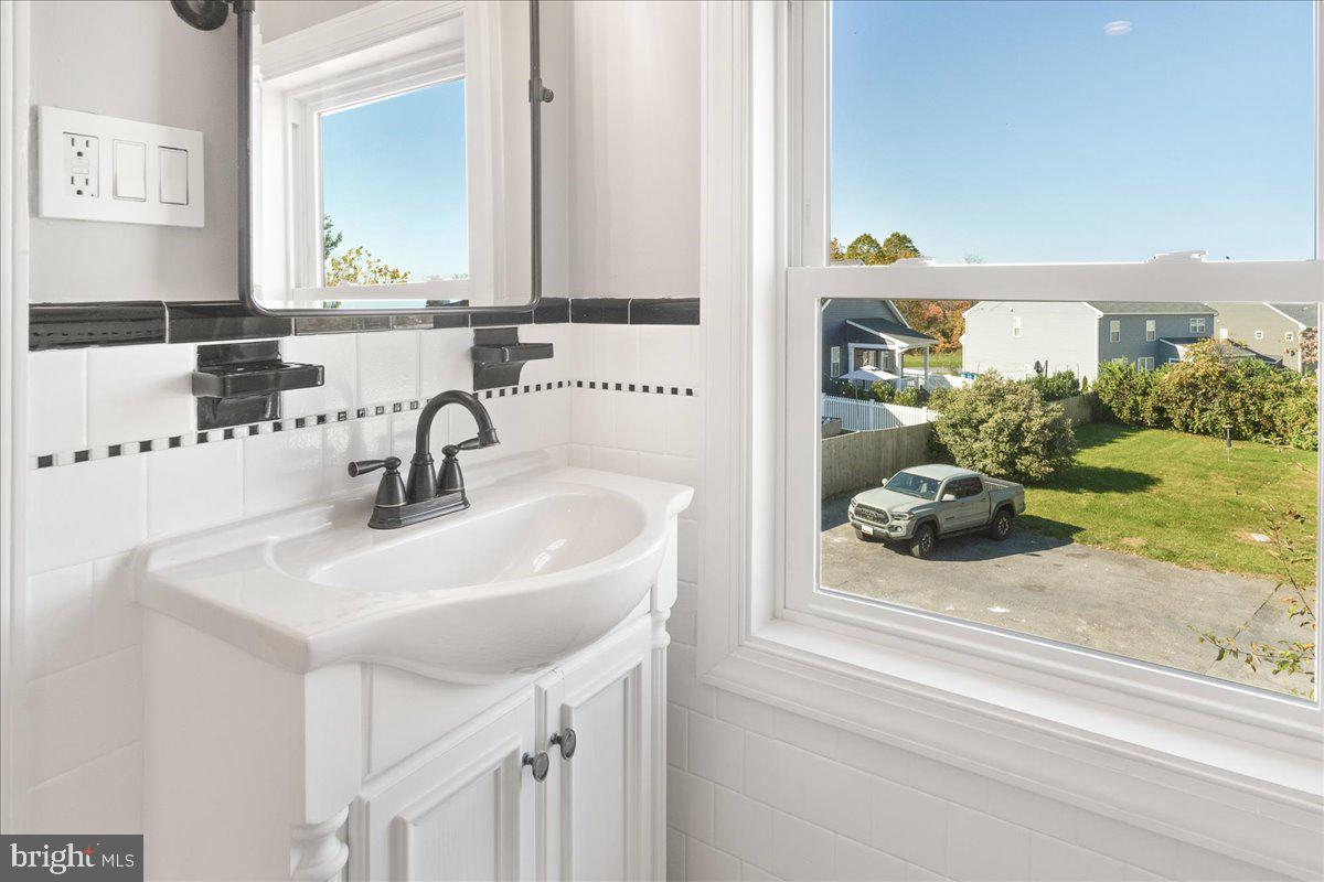 26618 Ridge Road Damascus, MD 20872 - Photo 33 of 65 Private bathroom in BR #3