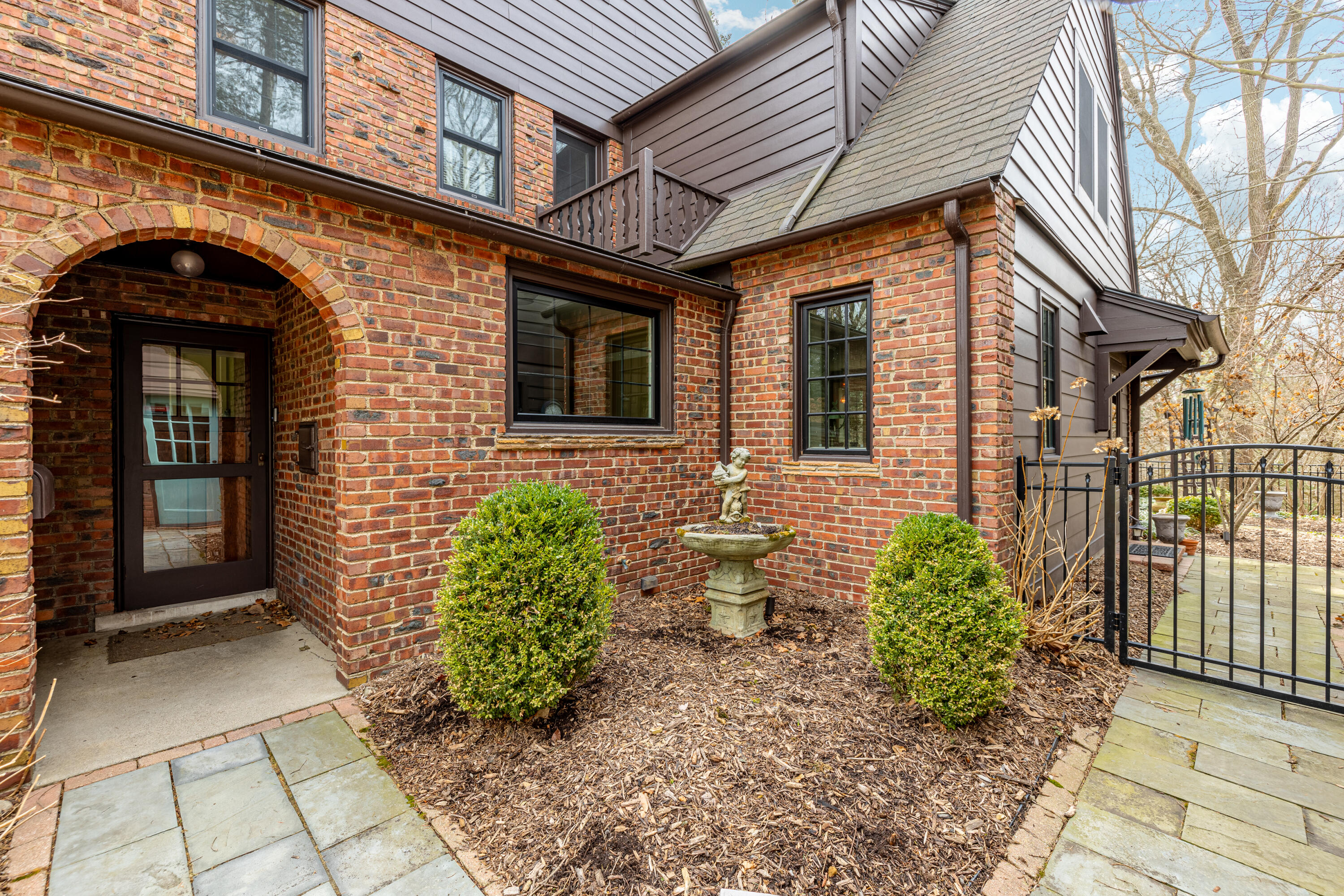 2204 Lafayette Road Ann Arbor, MI 48104 - Photo 3 of 76 2204 Lafayette Rd Spring (11 of 86)