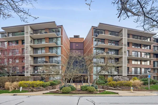 $390,000 | 2 South Atrium Way, Unit 603, Elmhurst, IL 60126