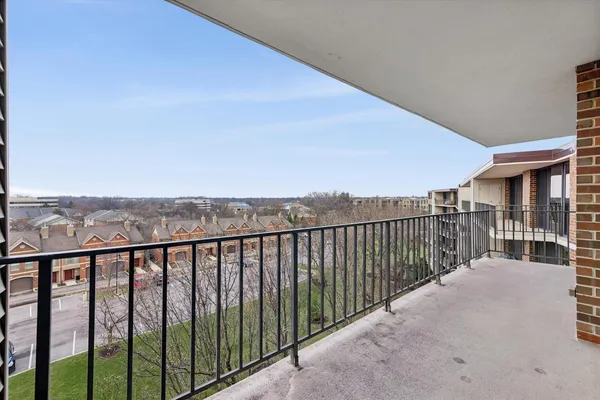 $390,000 | 2 South Atrium Way, Unit 603, Elmhurst, IL 60126