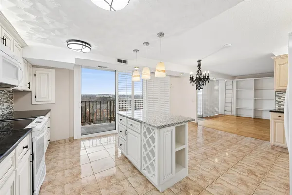 $390,000 | 2 South Atrium Way, Unit 603, Elmhurst, IL 60126