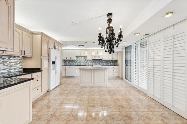 $390,000 | 2 South Atrium Way, Unit 603, Elmhurst, IL 60126