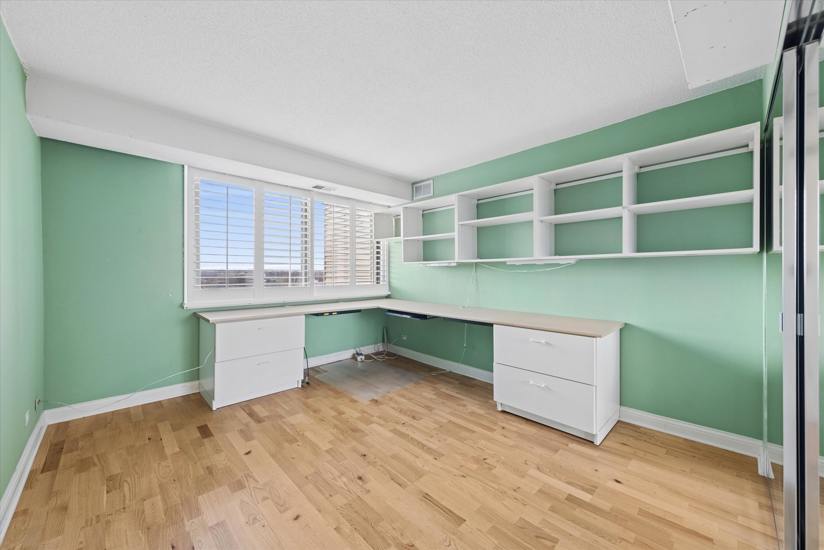 2 South Atrium Way, Unit 603 Elmhurst, IL 60126 - Photo 9 of 16 a room with mirror and window