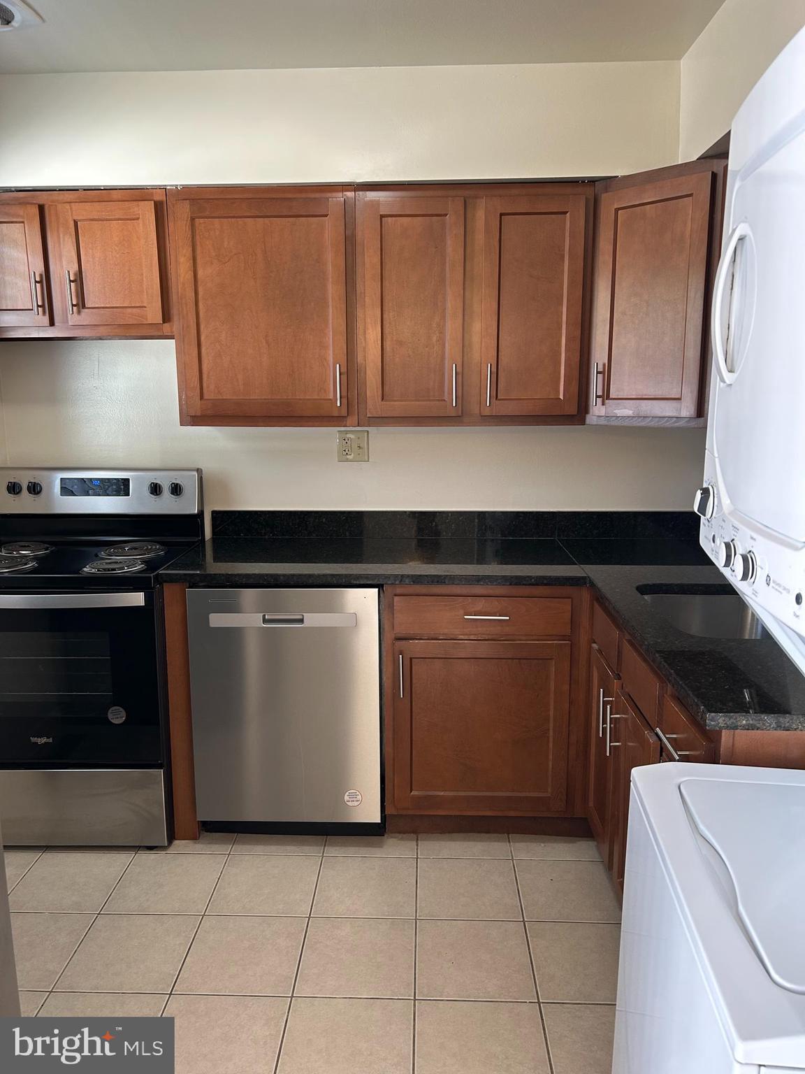 1600 Ruxton Road, Unit B4 Baltimore, MD 21204 - Photo 6 of 21 a kitchen with granite countertop a stove and a sink