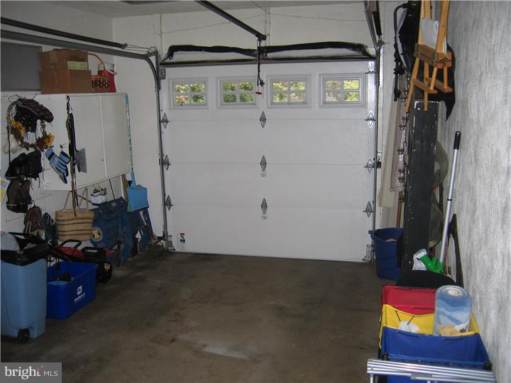 2547 Hallowell Road Huntingdon Valley, PA 19006 - Photo 12 of 25 Garage