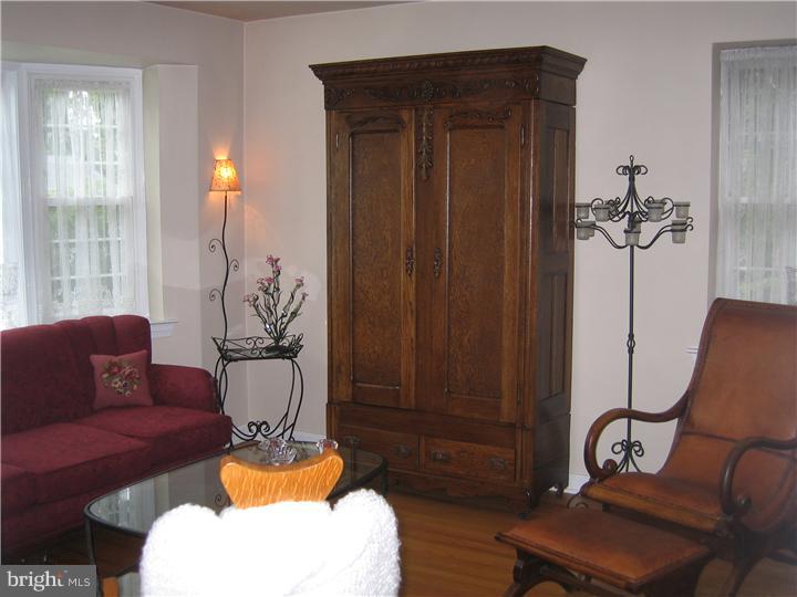 2547 Hallowell Road Huntingdon Valley, PA 19006 - Photo 3 of 25 Living Room