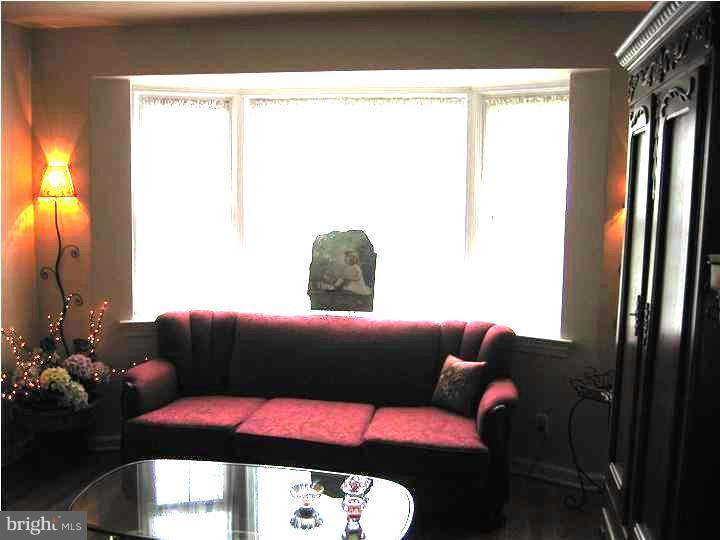 2547 Hallowell Road Huntingdon Valley, PA 19006 - Photo 5 of 25 Living Room