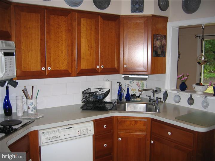 2547 Hallowell Road Huntingdon Valley, PA 19006 - Photo 8 of 25 Kitchen