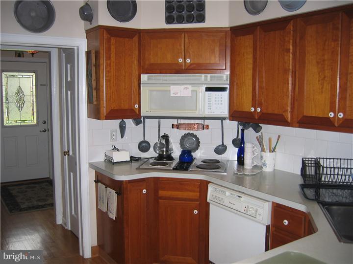 2547 Hallowell Road Huntingdon Valley, PA 19006 - Photo 9 of 25 Kitchen