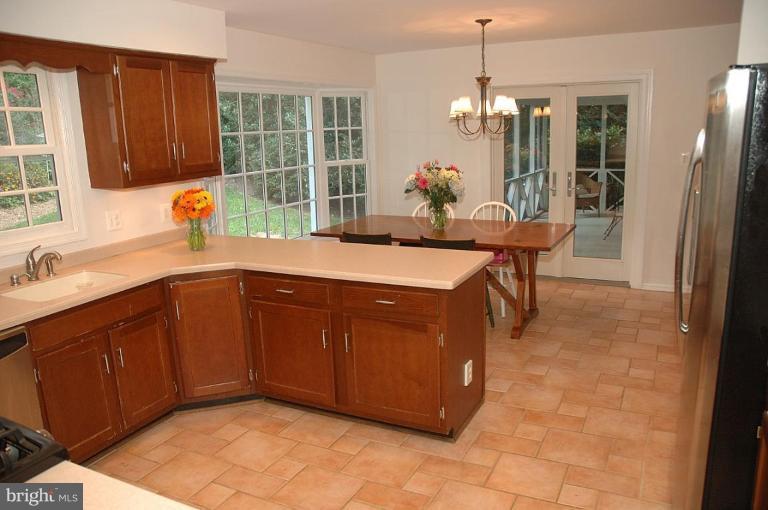 11926 Riders Lane Reston, VA 20191 - Photo 4 of 26 Eat-In Country Kitchen w/Views of Backyard