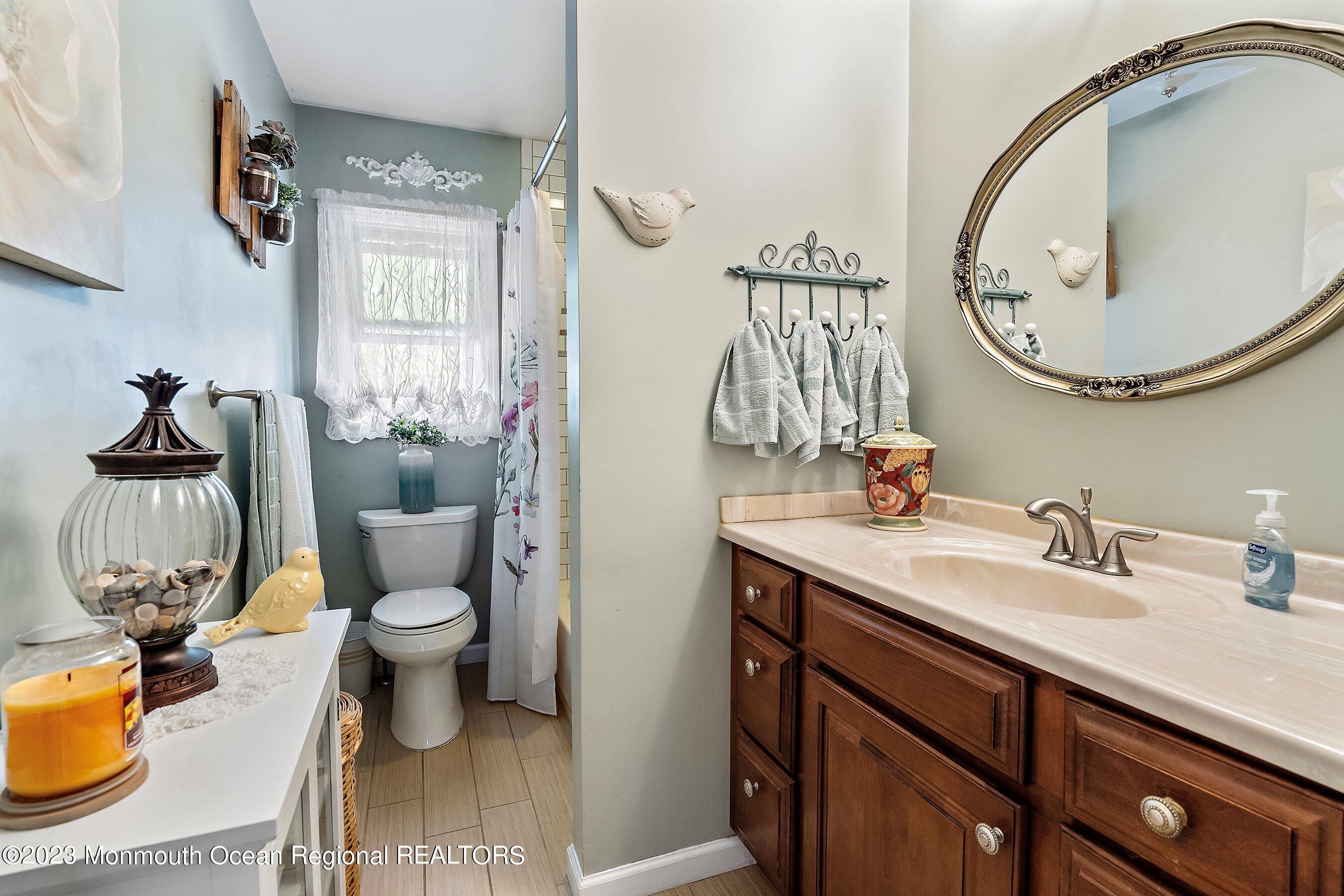 370 Constitution Drive Forked River, NJ 08731 - Photo 20 of 25 a bathroom with a toilet a sink and a mirror