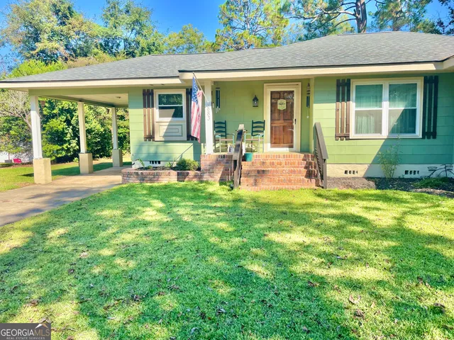 a view of a house with backyard and porch