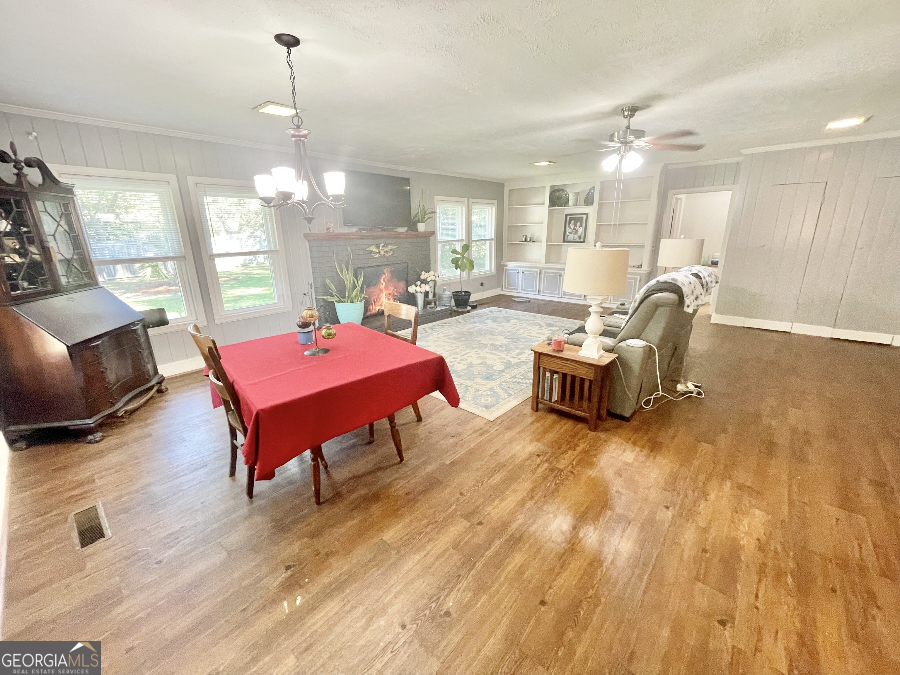 883 4th Avenue Rochelle, GA 31079 - Photo 7 of 34 a living room with furniture and a table
