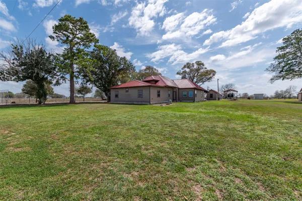 $650,000 | 834 County Road 408, El Campo, TX 77437