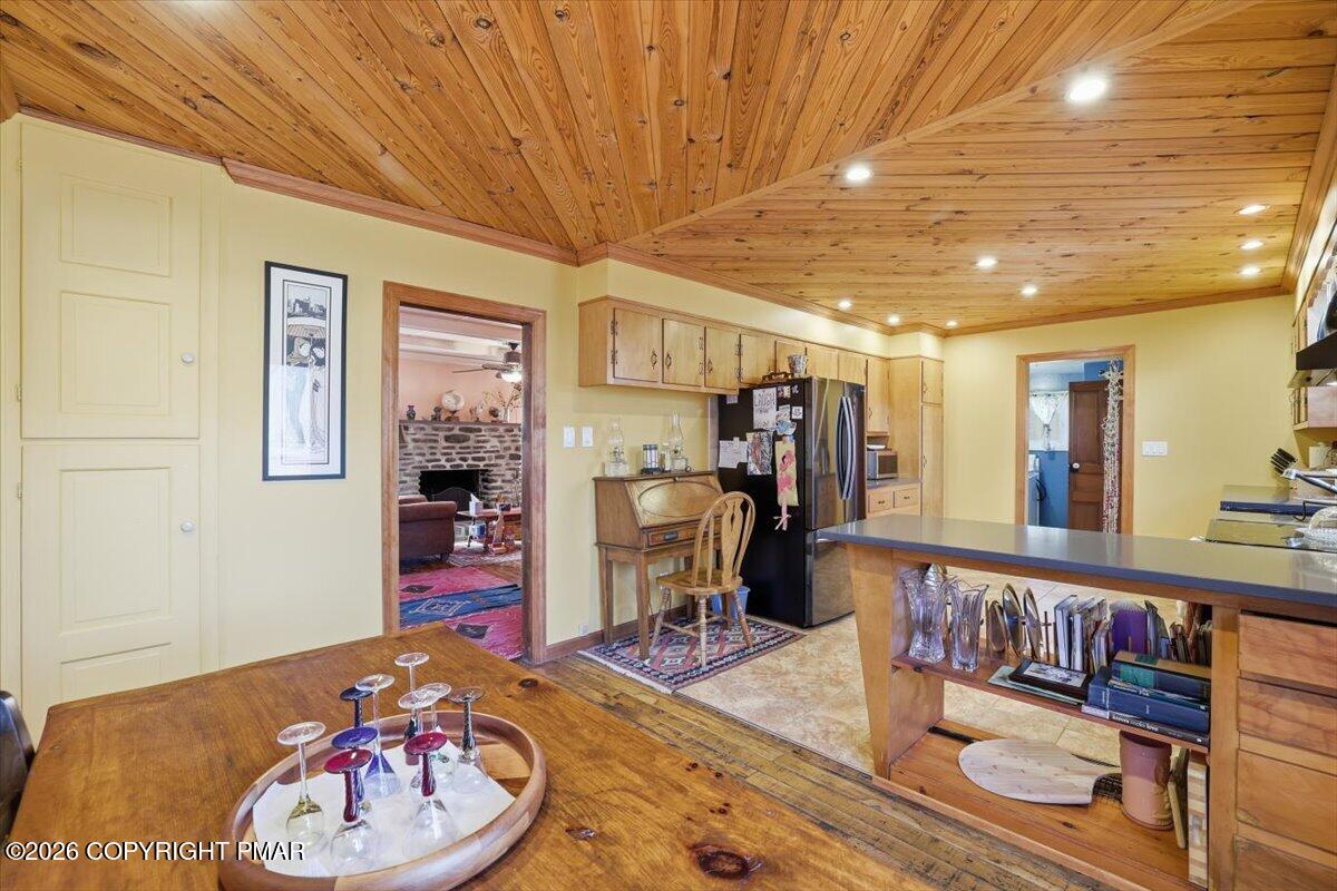 2487 Mountain Road Stroudsburg, PA 18360 - Photo 16 of 61 a very nice looking room with many furniture