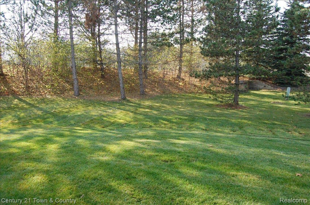 6575 Noble Road West Bloomfield, MI 48322 - Photo 20 of 22 Adjacent grounds
