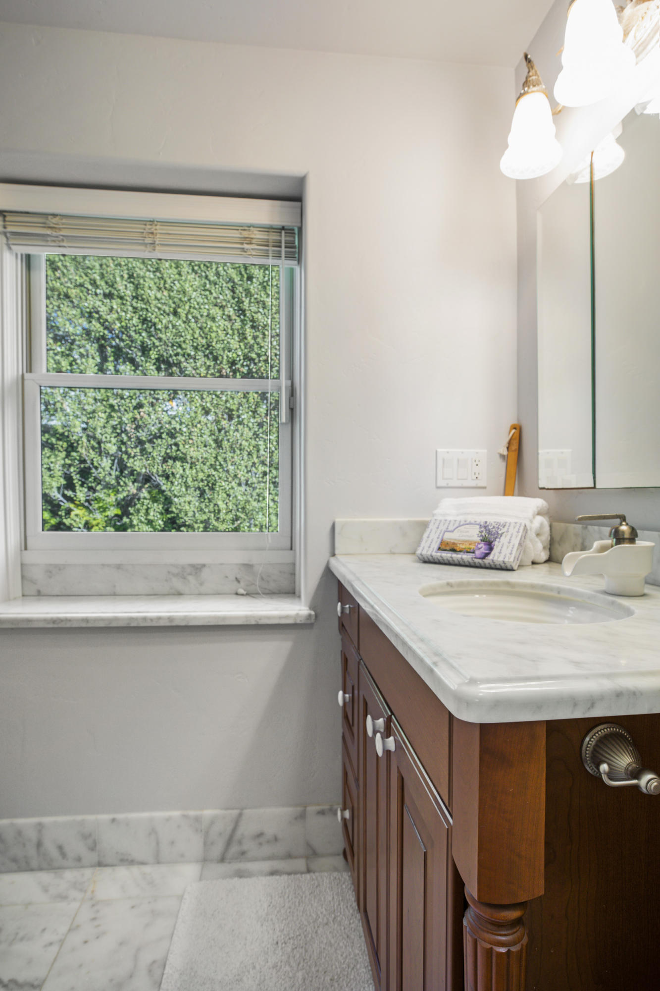 1603 Oramas Road Santa Barbara, CA 93103 - Photo 18 of 23 Bathroom #2