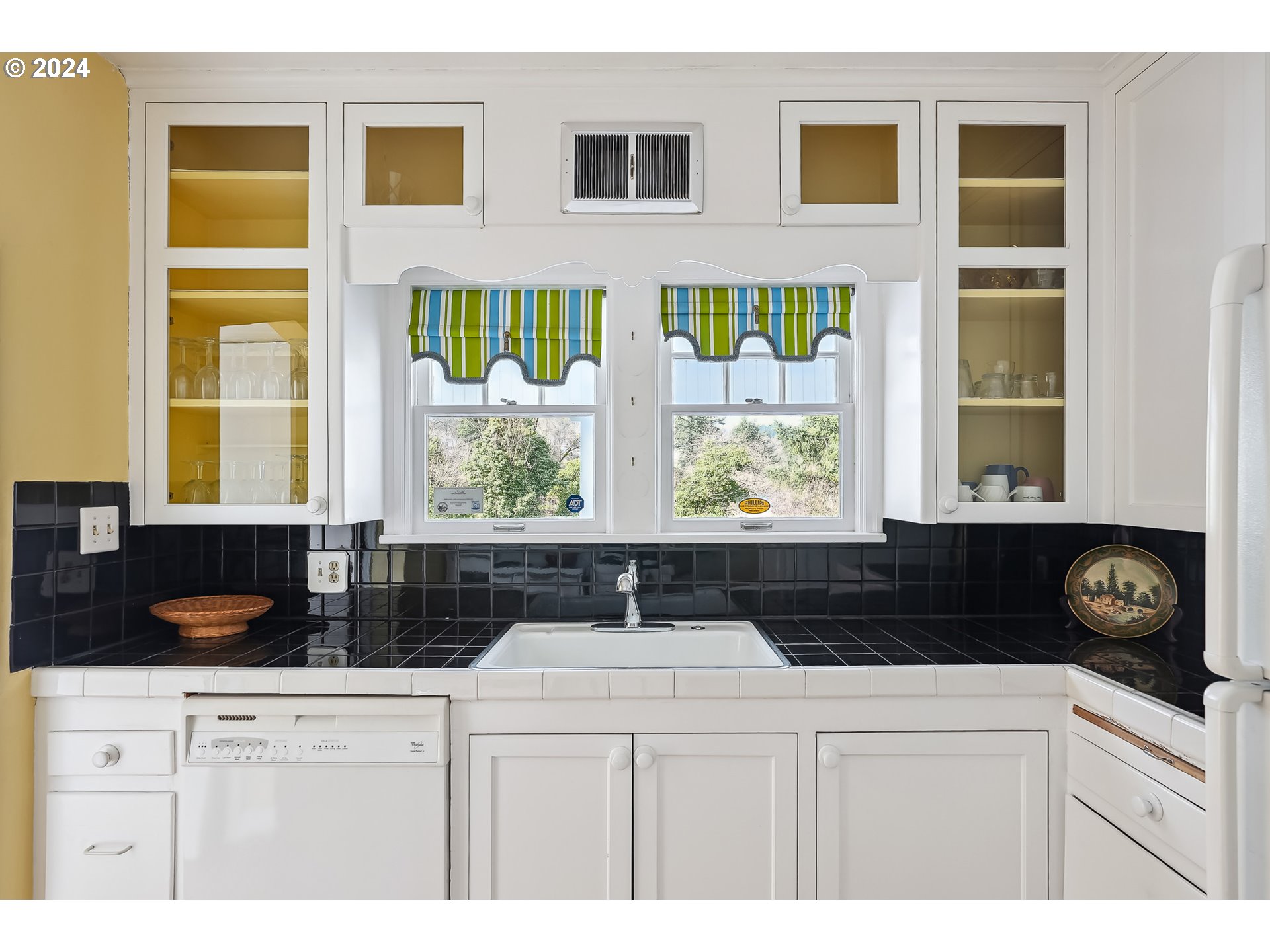 1628 Southwest College Street Portland, OR 97201 - Photo 9 of 25