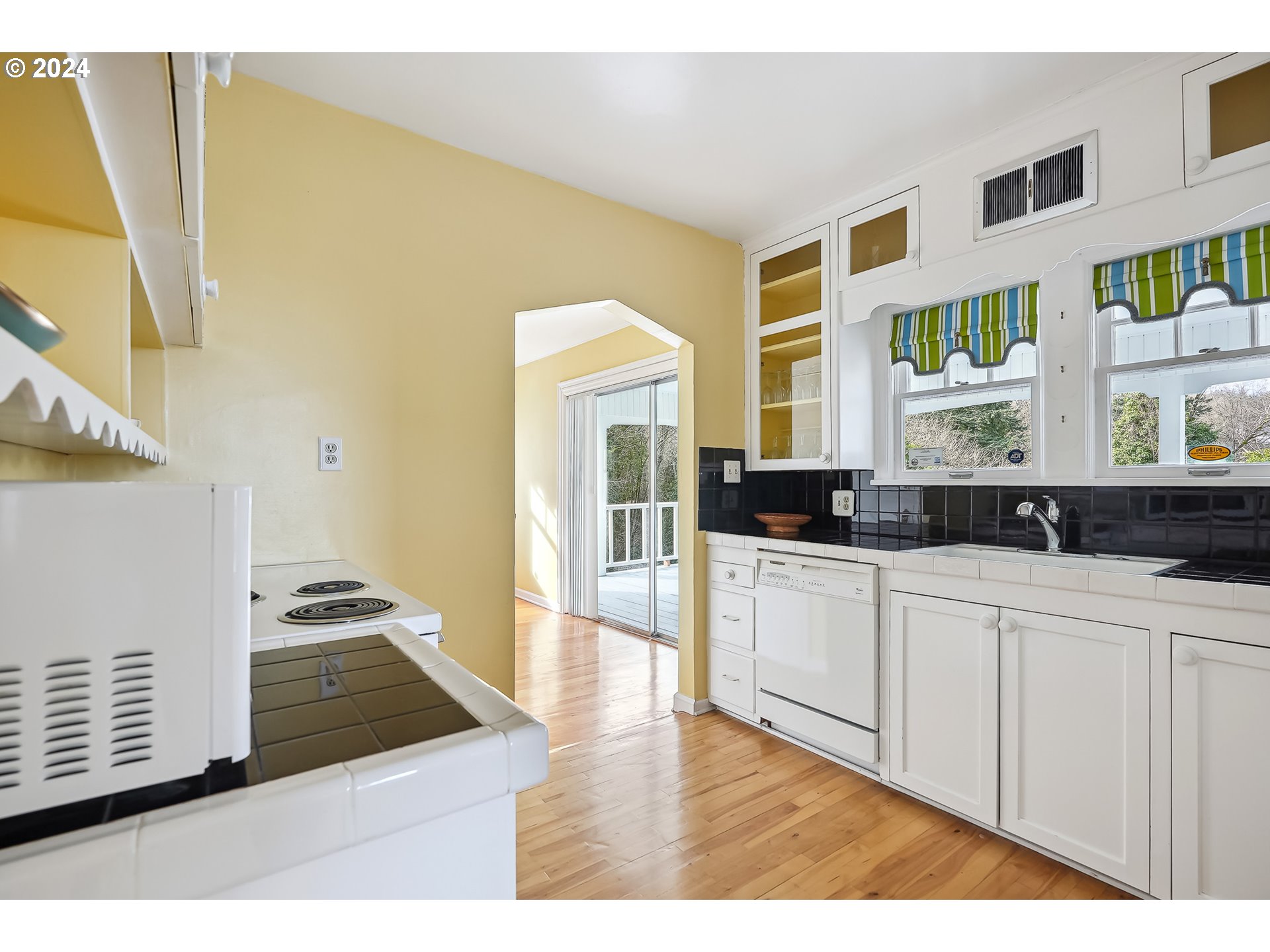 1628 Southwest College Street Portland, OR 97201 - Photo 10 of 25 a open kitchen with cabinets a sink and appliances