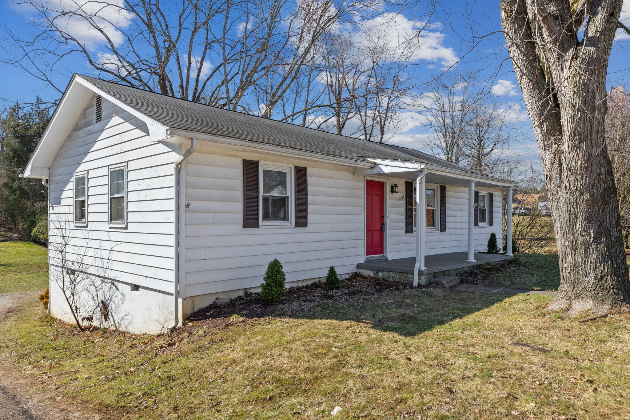 2217 Indian Ridge Road Johnson City, TN 37604 - Photo 2 of 21 14-web-or-mls-217A1772