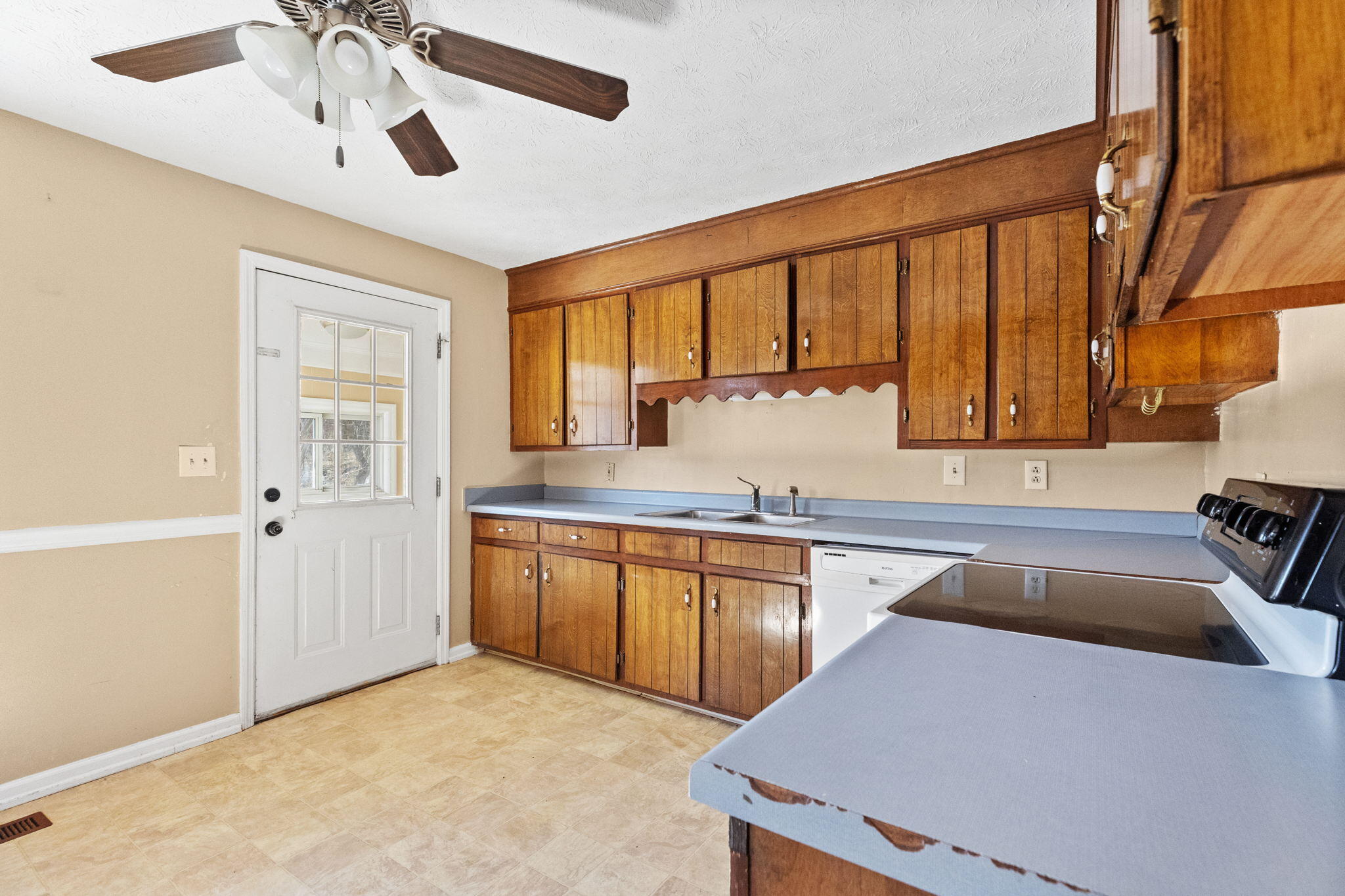 2217 Indian Ridge Road Johnson City, TN 37604 - Photo 10 of 21 9-web-or-mls-217A1746