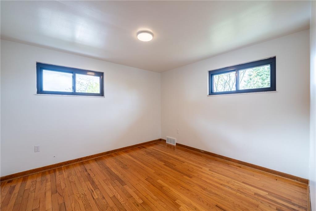 601 Hillcrest Avenue McKees Rocks, PA 15136 - Photo 16 of 32 an empty room with a window