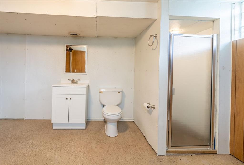 601 Hillcrest Avenue McKees Rocks, PA 15136 - Photo 28 of 32 a bathroom with a toilet