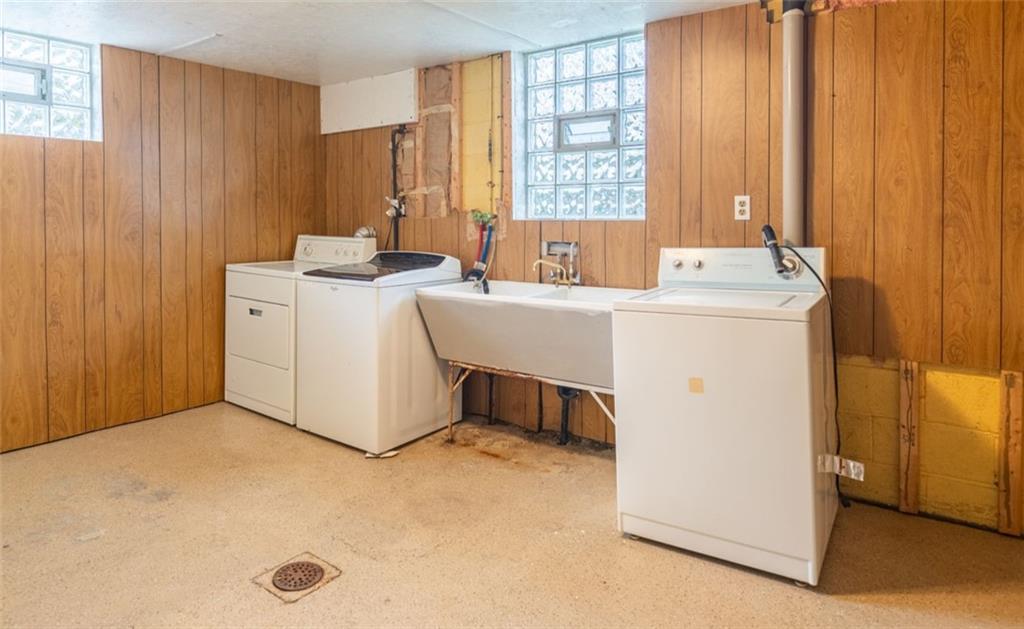 601 Hillcrest Avenue McKees Rocks, PA 15136 - Photo 30 of 32 a utility room with dryer and washer