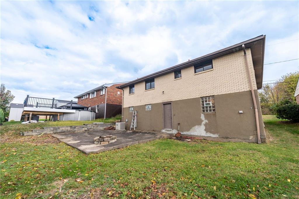 601 Hillcrest Avenue McKees Rocks, PA 15136 - Photo 31 of 32 a backyard of a house with table and chairs