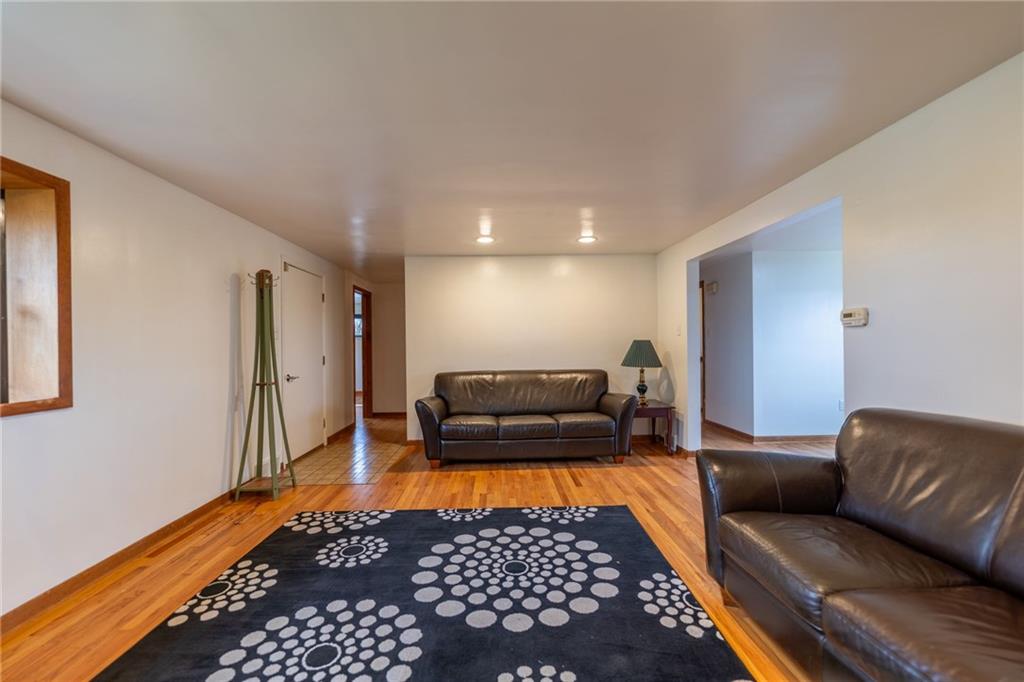 601 Hillcrest Avenue McKees Rocks, PA 15136 - Photo 4 of 32 a living room with furniture