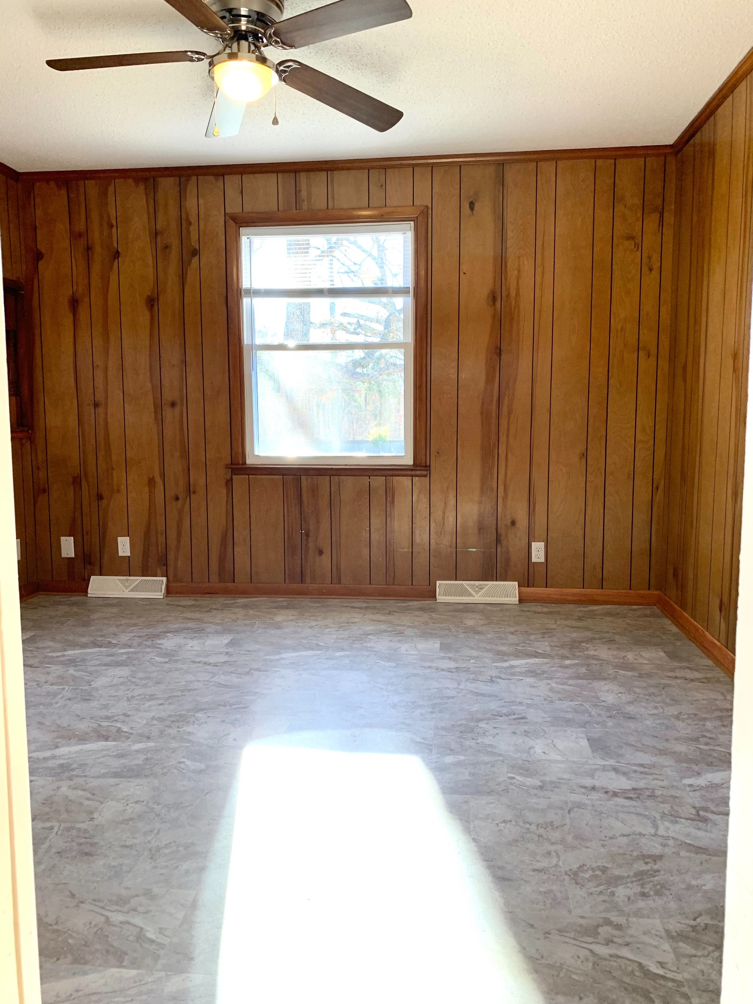 498 Bunker Hill Road Clarksville, TN 37042 - Photo 5 of 20 an empty room with a window and a ceiling fan