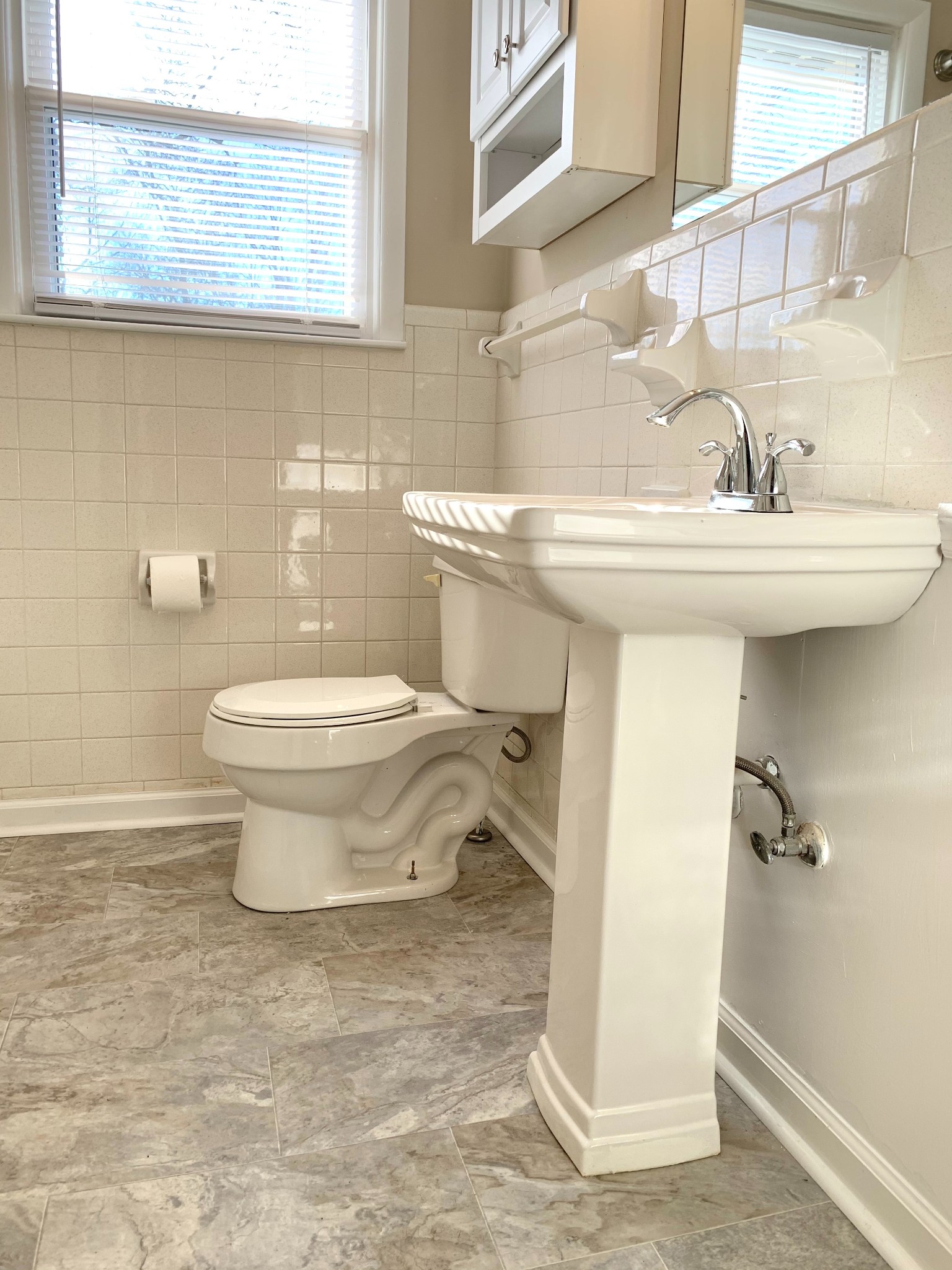 498 Bunker Hill Road Clarksville, TN 37042 - Photo 9 of 20 a bathroom with a sink toilet and mirror