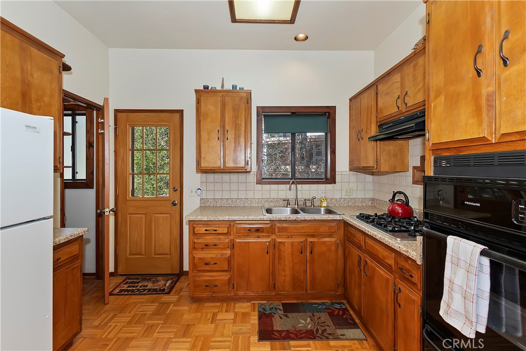 26285 Augusta Drive Lake Arrowhead, CA 92352 - Photo 30 of 47 a kitchen that has a sink and a stove in it