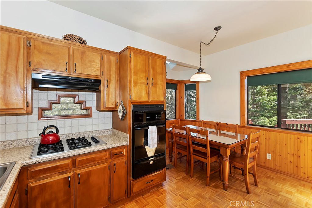 26285 Augusta Drive Lake Arrowhead, CA 92352 - Photo 32 of 47 a kitchen that has a table and chairs in it