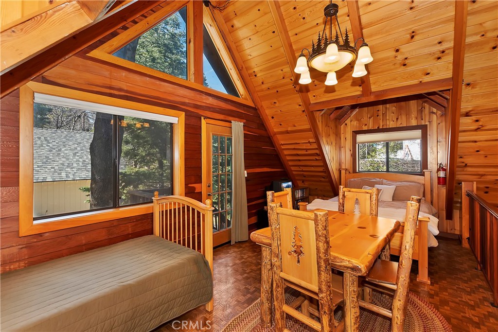 26285 Augusta Drive Lake Arrowhead, CA 92352 - Photo 37 of 47 a balcony with table and chairs