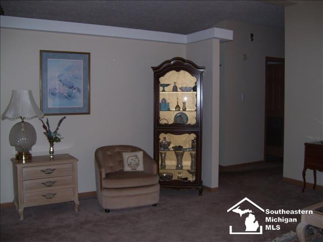 414 Midlands Temperance, MI 48182 - Photo 3 of 20 LIVINGROOM -VIEW 2