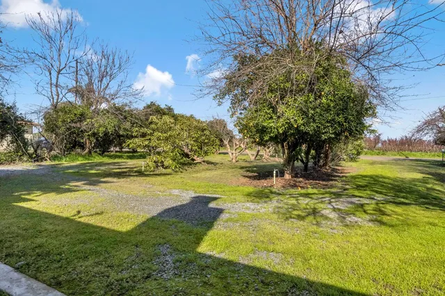 a view of entryway of a house