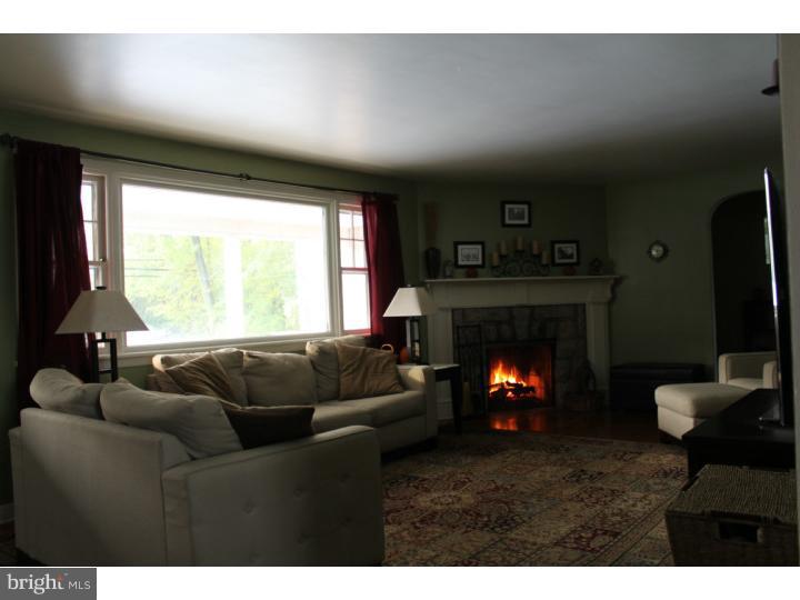 219 East Macada Road Bethlehem, PA 18017 - Photo 7 of 20 Living Room
