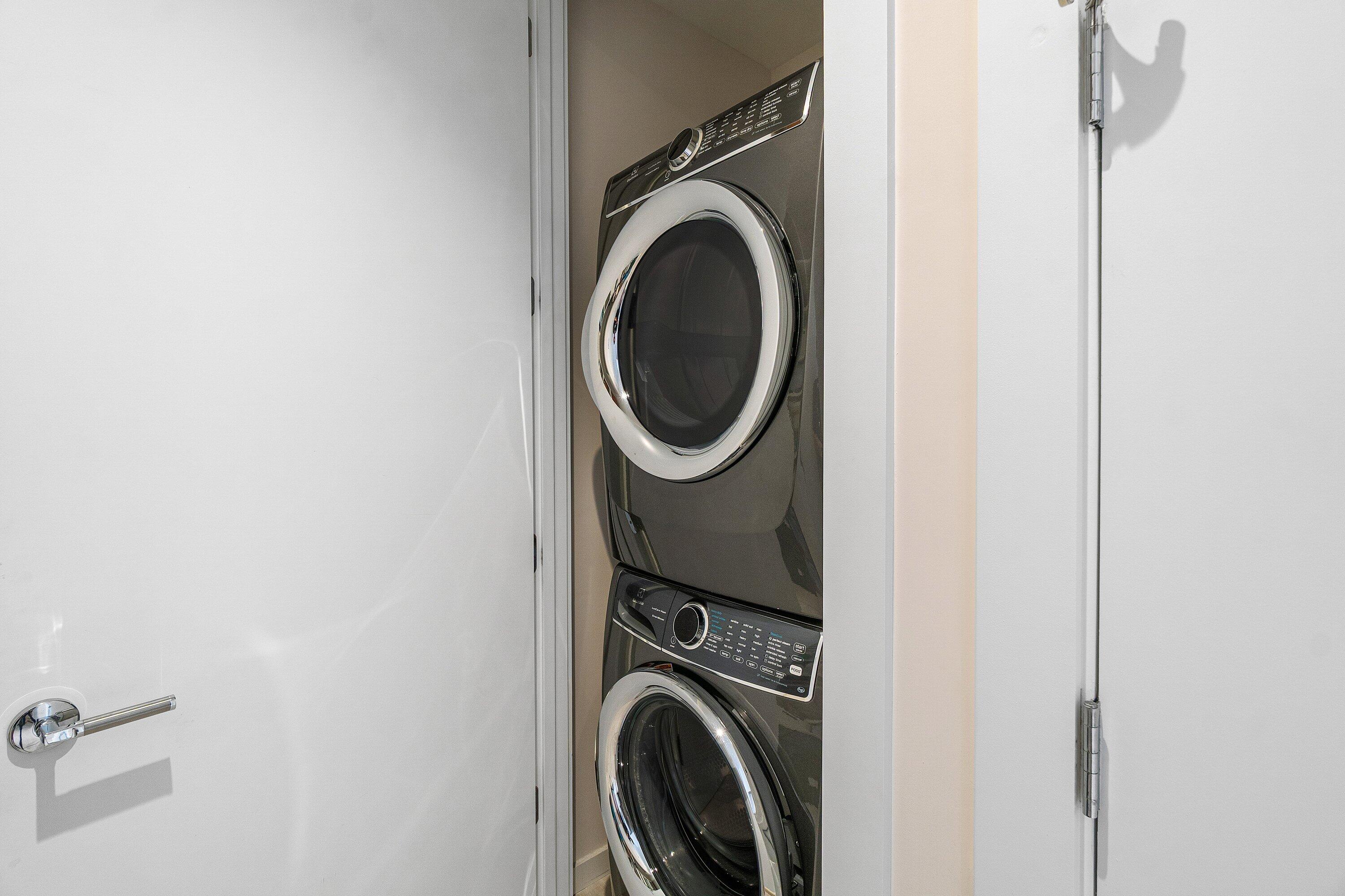 200 Southeast Mizner Boulevard, Unit 810 Boca Raton, FL 33432 - Photo 24 of 29 a utility room with dryer and washer