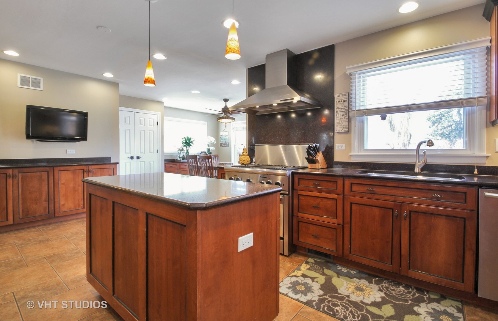 2048 Clover Road Northbrook, IL 60062 - Photo 2 of 28