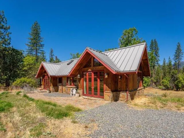 a view of a yard with a tree