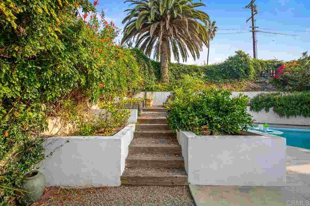 405 9th Street Del Mar, CA 92014 - Photo 21 of 25 a view of a garden with potted plants