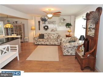 2805 Dutton Mill Road Aston, PA 19014 - Photo 3 of 12 Living Room