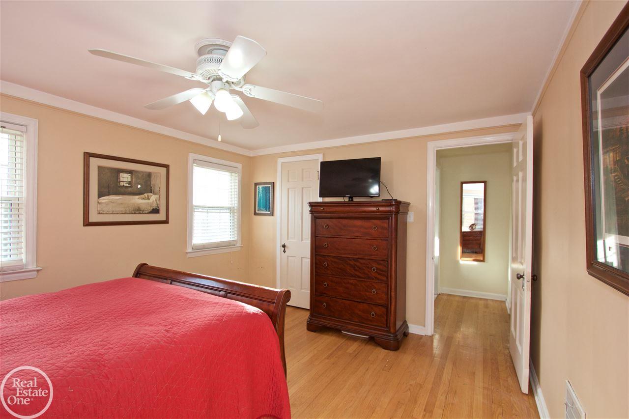 1760 Hampton Road Grosse Pointe, MI 48236 - Photo 33 of 51 31334768-32.JPG