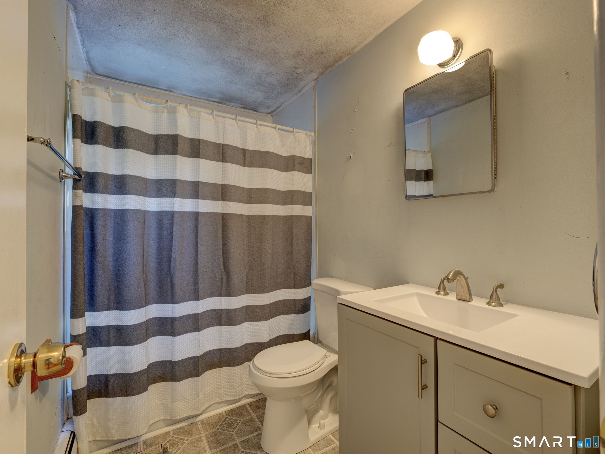 33 Dailey Circle Vernon, CT 06066 - Photo 13 of 29 Full bath on first floor with tub/shower
