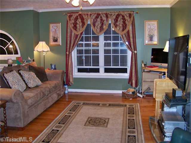 6010 Robinhood Road Pfafftown, NC 27040 - Photo 3 of 11 Living Room.