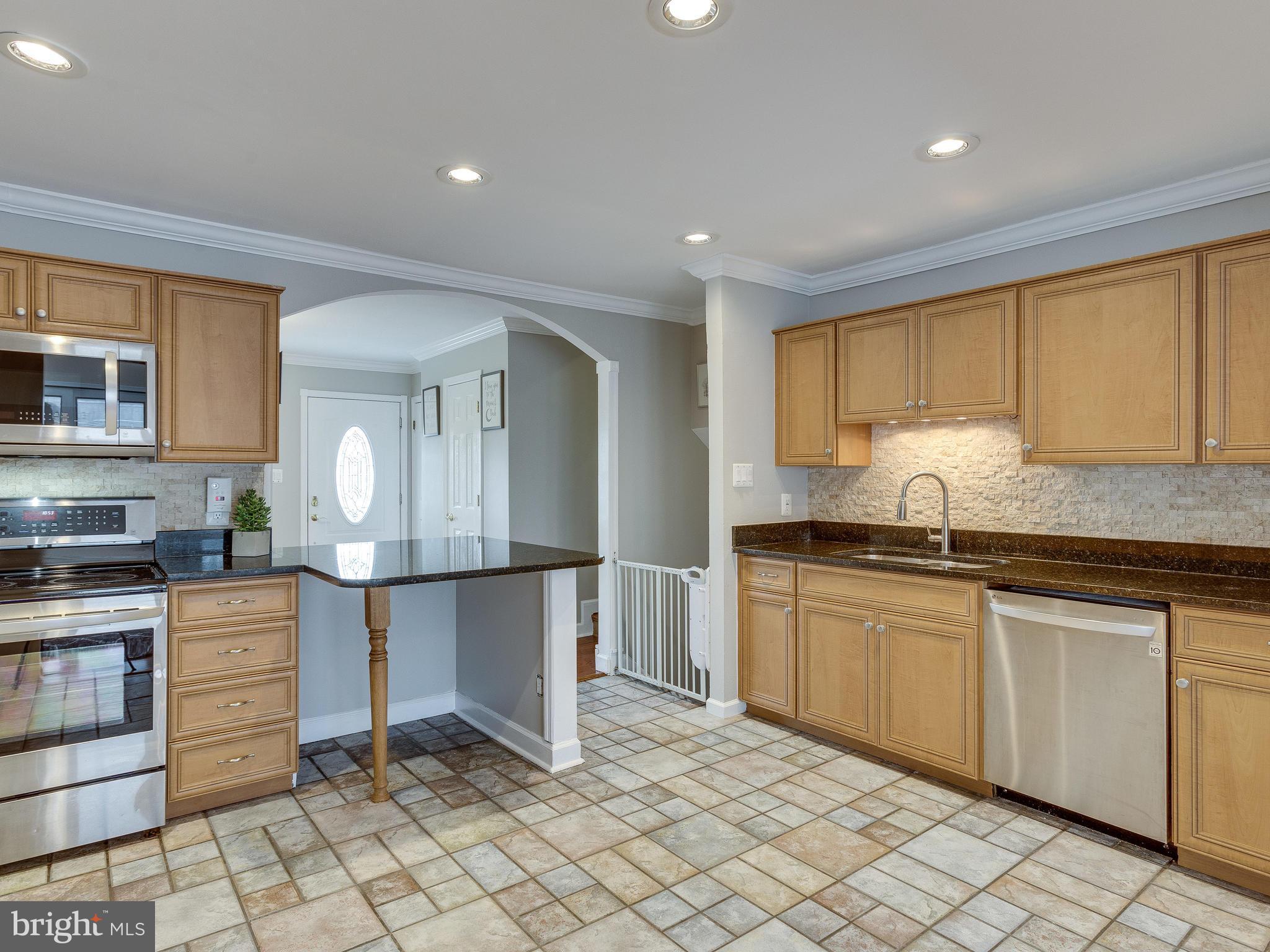 628 Beech Road Sterling, VA 20164 - Photo 7 of 30 Breakfast Bar, Travertine Backsplash in Kitchen