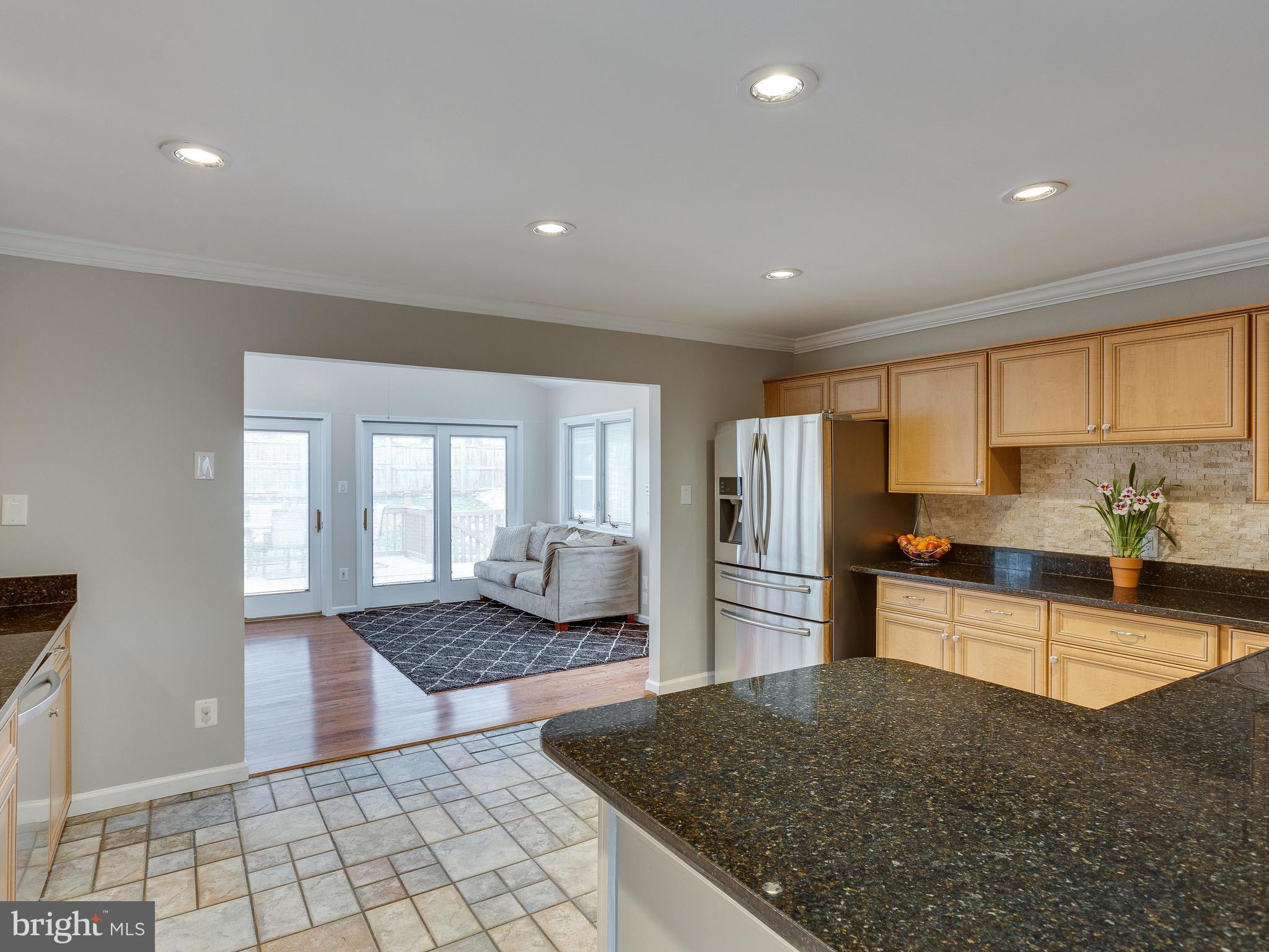 628 Beech Road Sterling, VA 20164 - Photo 8 of 30 Upgraded Eat-In Kitchen w/ SS Appliances, Granite