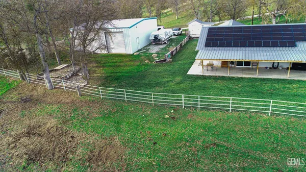 a view of a backyard with pathway