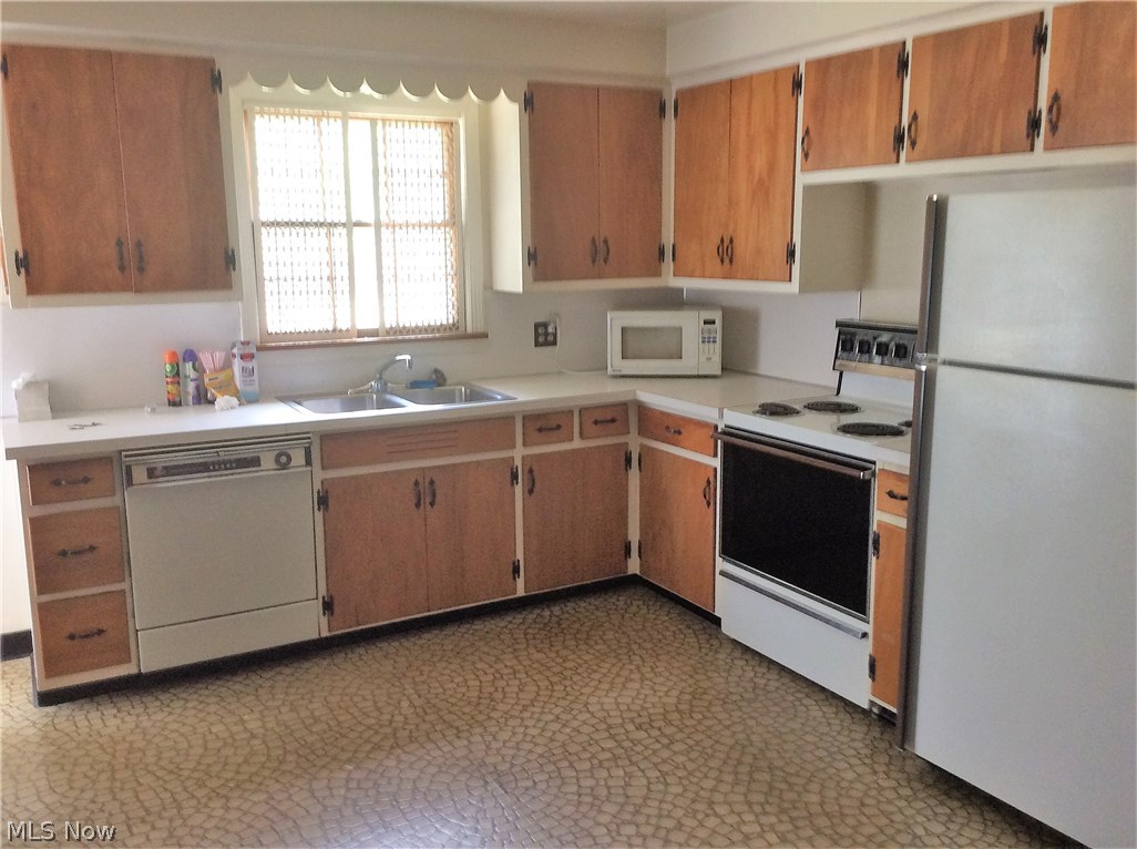 802 Ewing Road Youngstown, OH 44512 - Photo 13 of 23 KITCHEN